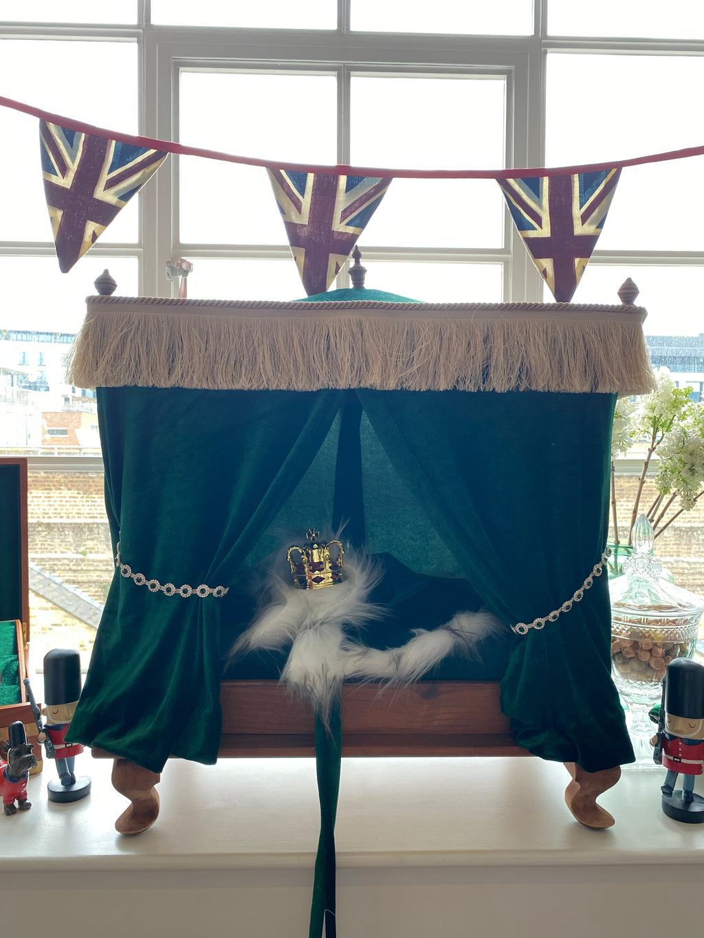 Pet Palace in velvet and dark wood