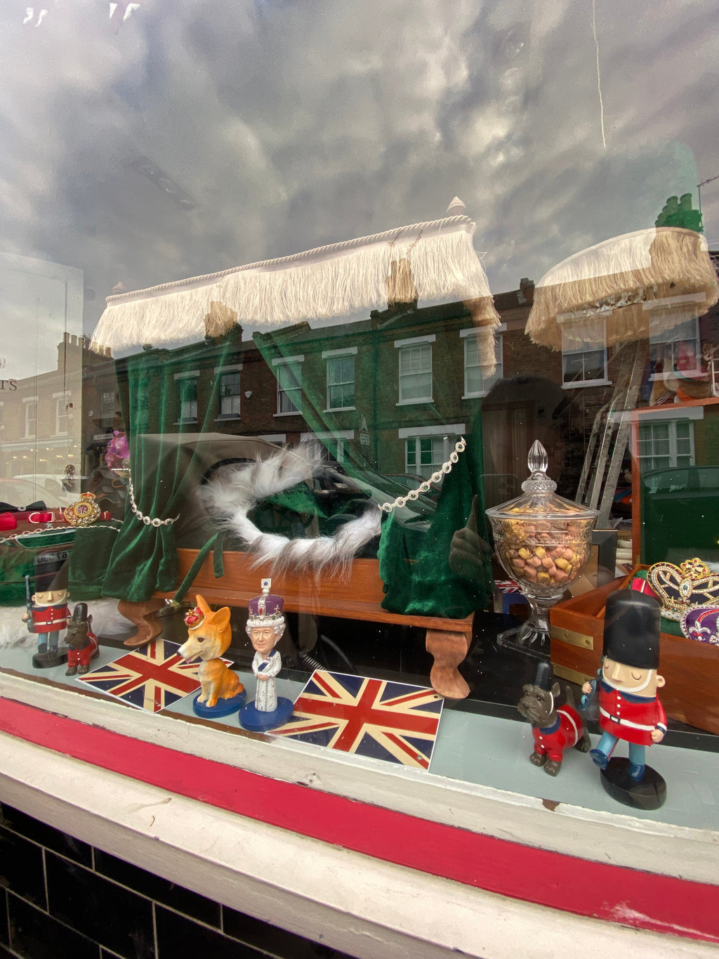 Pet Palace in velvet and dark wood