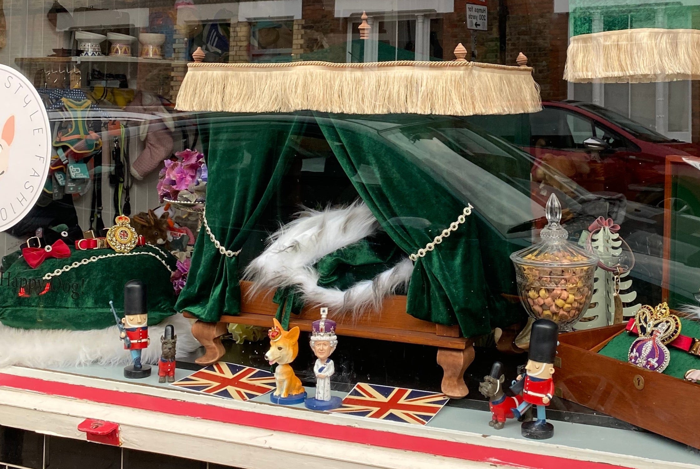 Queen and Corgi Bobble head